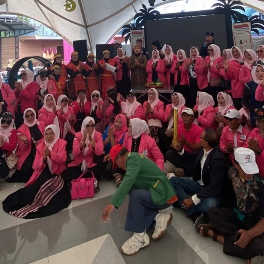 " MILAD 2 SARASLuar Biasa.. SUKSES !!" 3 Foto bareng SARAS dan para undangan