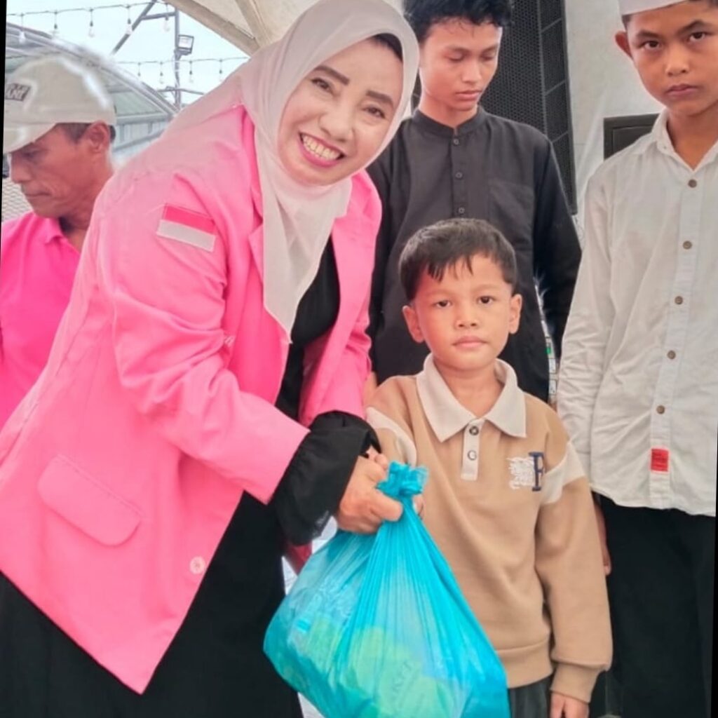 LELY PASARIBU Ketua SARAS sedang menyerahkan paket santunan kepada ANAK YATIM