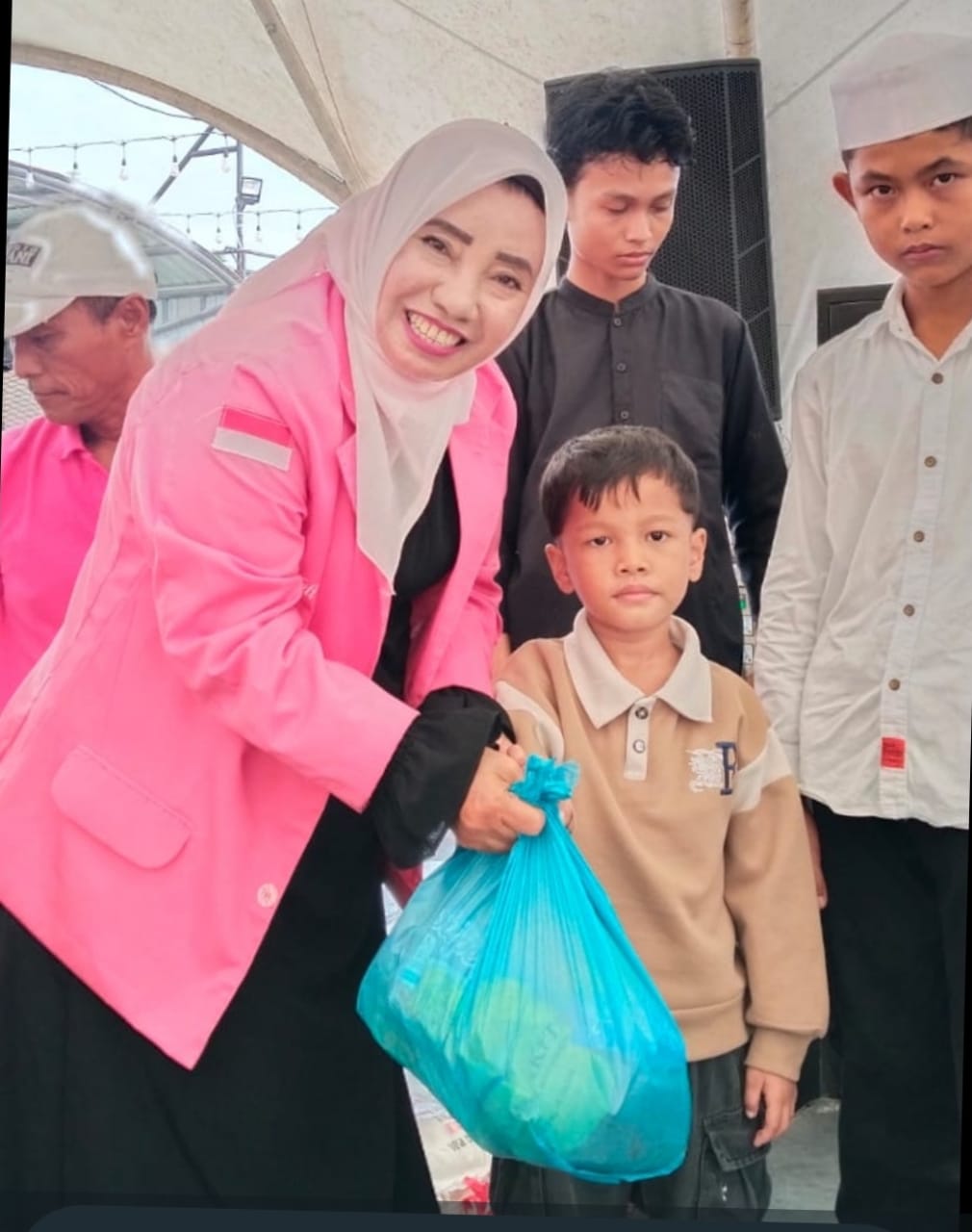 LELY PASARIBU Ketua SARAS sedang menyerahkan paket santunan kepada ANAK YATIM